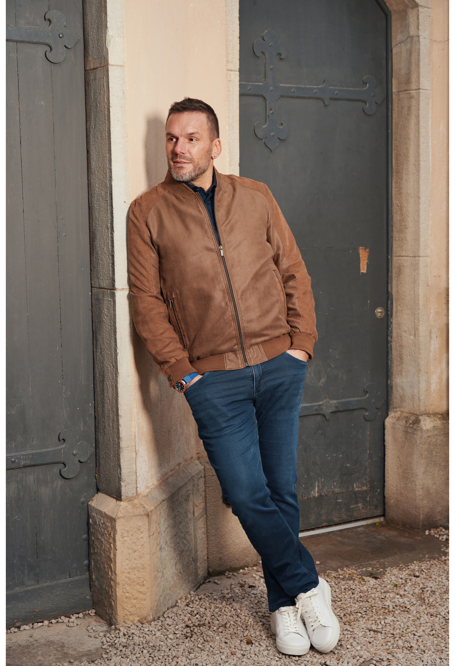 Homme portant le blouson suédine OLIVIER camel. Il comporte 2 poches repose mains.