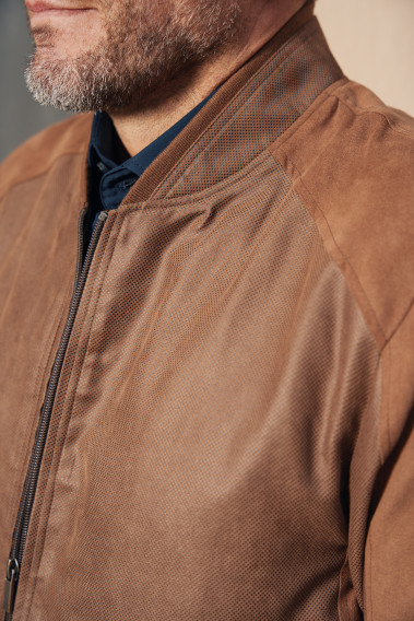 Zoom sur le blouson suédine OLIVIER camel. Il comporte un col avec intérieur en jersey.