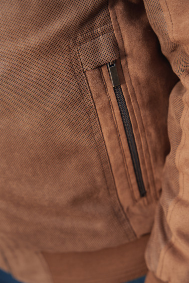 Zoom sur la poche du blouson suédine OLIVIER camel.