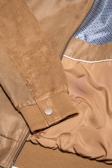 Zoom sur la manche du blouson suédine OLIVIER camel.