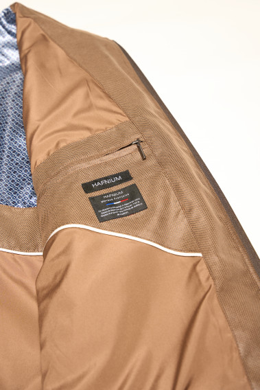 Zoom sur l'intérieur du blouson suédine OLIVIER camel. Il comporte 2 poches poitrine intérieures.