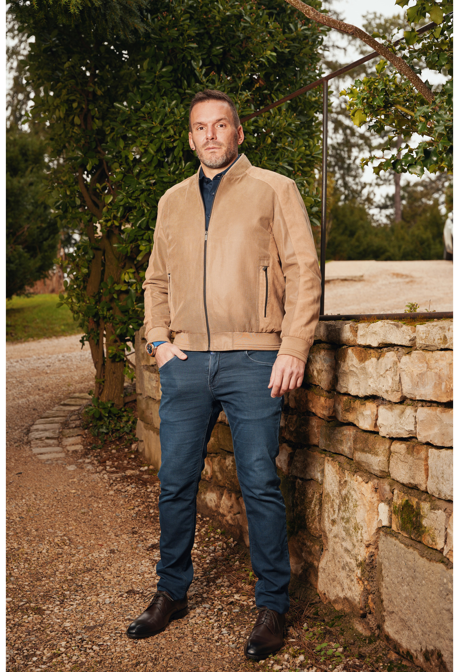 Homme portant le blouson suédine OLIVIER beige. Il comporte 2 poches repose mains.