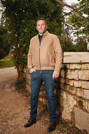 Homme portant le blouson suédine OLIVIER beige. Il comporte 2 poches repose mains.