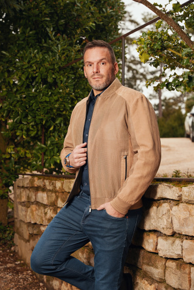 Homme portant le blouson suédine OLIVIER beige. Il comporte 2 poches repose mains.