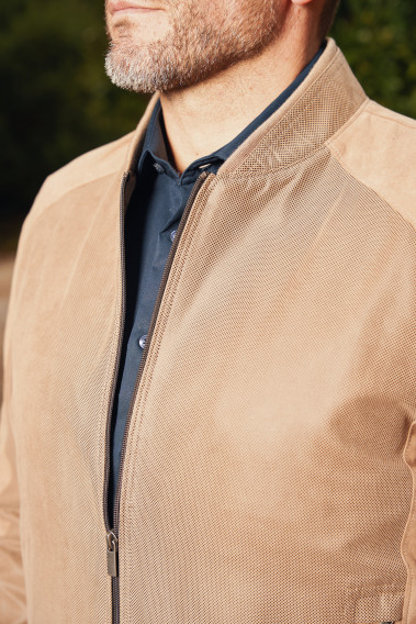 Zoom sur le blouson suédine OLIVIER beige. Il comporte un col avec intérieur en jersey.