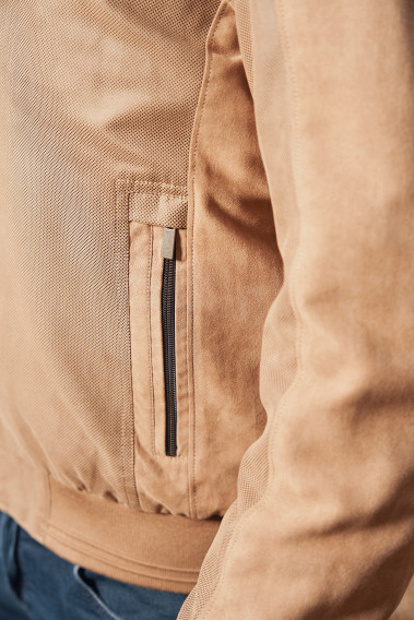 Zoom sur la poche du blouson suédine OLIVIER beige.