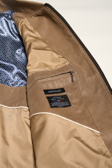 Zoom sur l'intérieur du blouson suédine OLIVIER beige. Il comporte 2 poches poitrine intérieures.