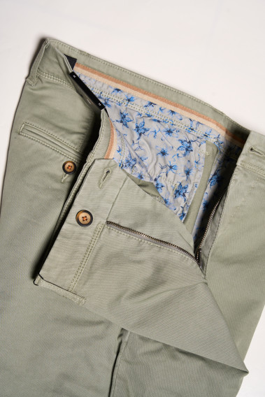 Zoom sur les détails de l'intérieur du chino PEARL olive.