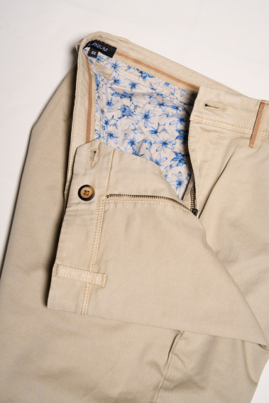 Zoom sur les détails de l'intérieur du chino PEARL beige.