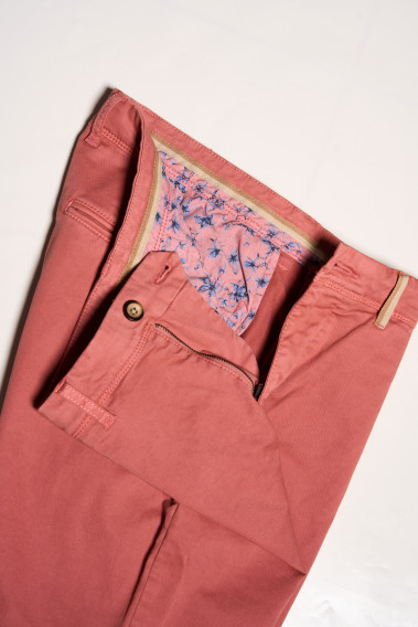 Zoom sur les détails de l'intérieur du chino PEARL brique.