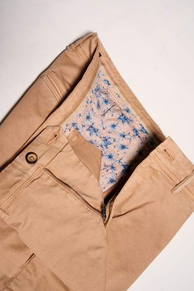 Zoom sur les détails de l'intérieur du chino PEARL rouille.