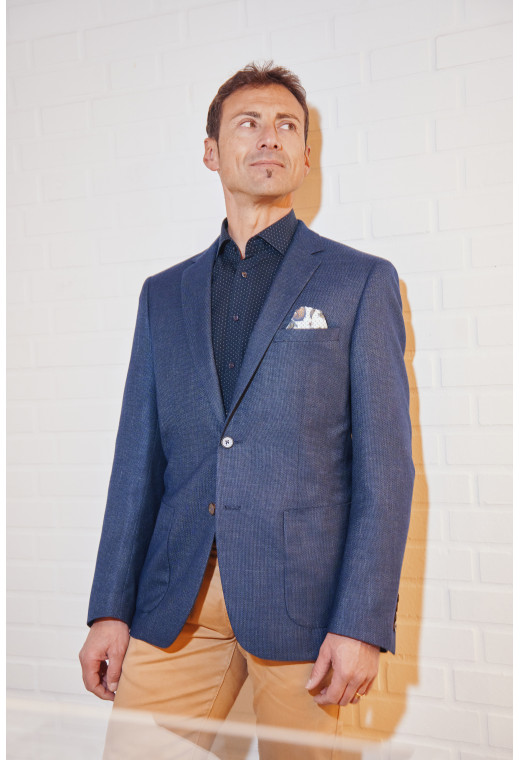 Homme portant la veste SELENA effet maille marine. Elle comporte une poche poitrine et 2 poches plaquées.