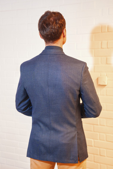 Homme de dos portant la veste SELENA effet maille marine.