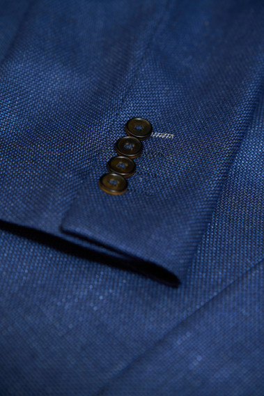Zoom sur la manche de la veste SELENA effet maille marine. Elle comporte 4 boutons.