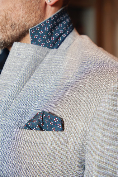 Zoom sur le dessous de col et le mouchoir de poche de la veste SELENA bleue.