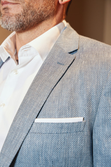 Zoom sur la poche poitrine de la veste SUATV bleu.