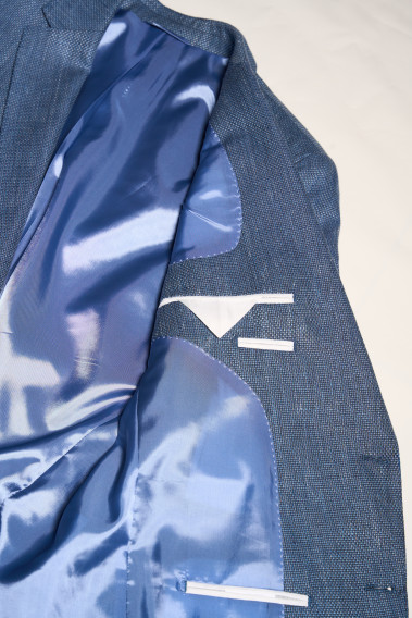 Zoom sur l'intérieur de la veste SUATV bleu. Elle comporte 3 poches intérieures.