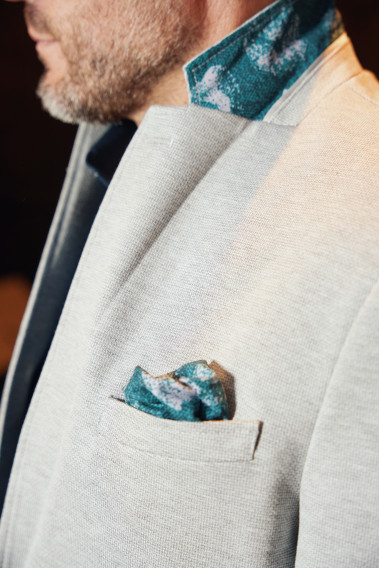 Zoom sur le dessous de col et le mouchoir de poche de la veste VALENTINA grise.