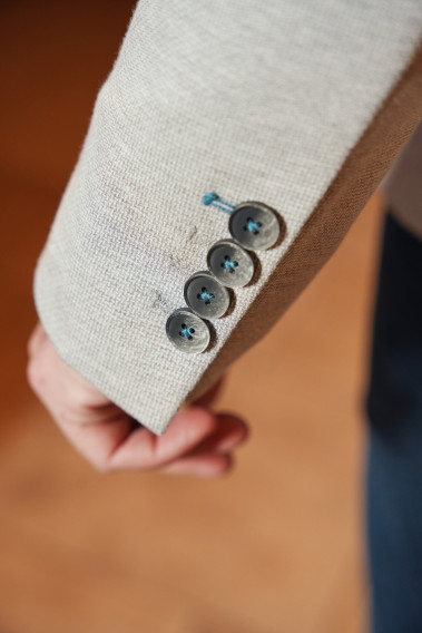 Zoom sur la manche de la veste VALENTINA grise. Elle comporte 4 boutons.