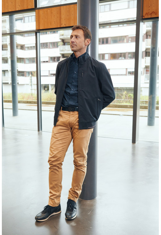 Homme portant le blouson WEMBLEY marine. Il comporte une poche poitrine et 2 poches.