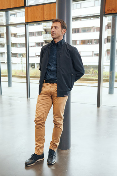 Homme portant le blouson WEMBLEY marine. Il comporte une poche poitrine et 2 poches.