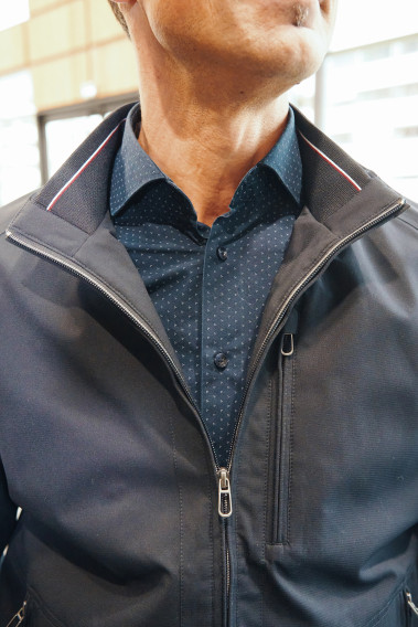 Zoom sur le col ouvert avec rayures du blouson WEMBLEY marine.