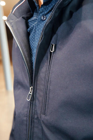 Zoom sur la poche poitrine du blouson WEMBLEY marine.