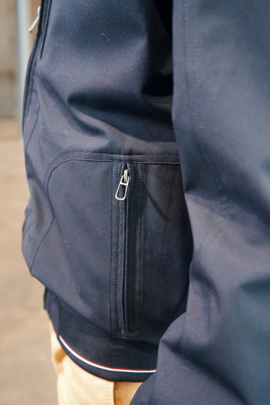 Zoom sur la poche du blouson WEMBLEY marine