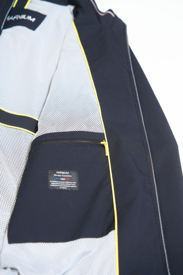 Zoom sur l'intérieur du blouson WEMBLEY marine. Il comporte 2 poches intérieures.