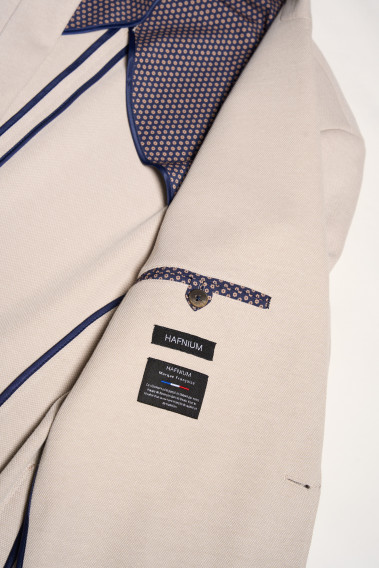 Zoom sur l'intérieur de la veste VALENTINA beige. Elle comporte 2 poches intérieures.