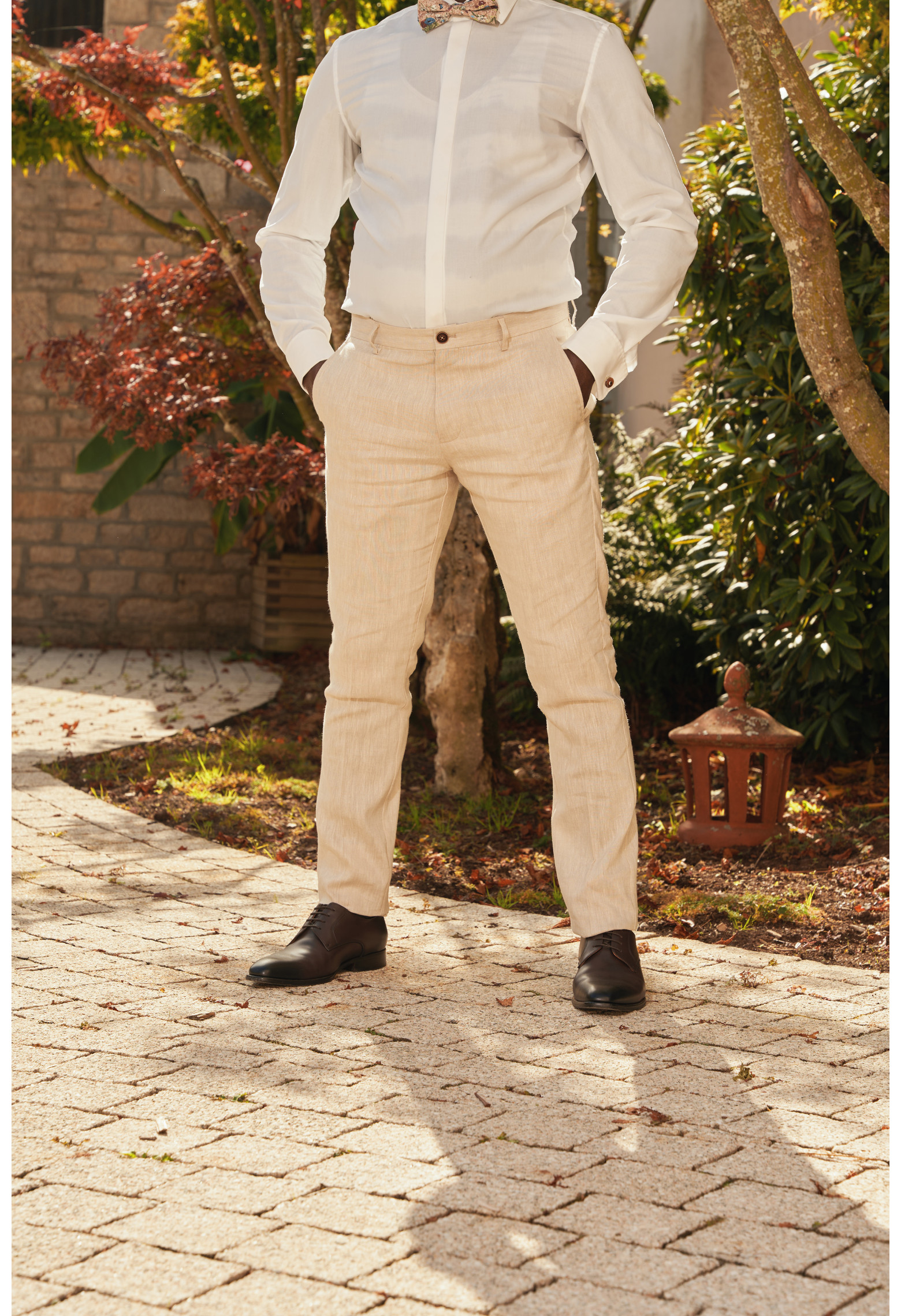 Homme portant le pantalon LINCOLN beige. Il comporte 3 poches avant et 2 poches arrière.