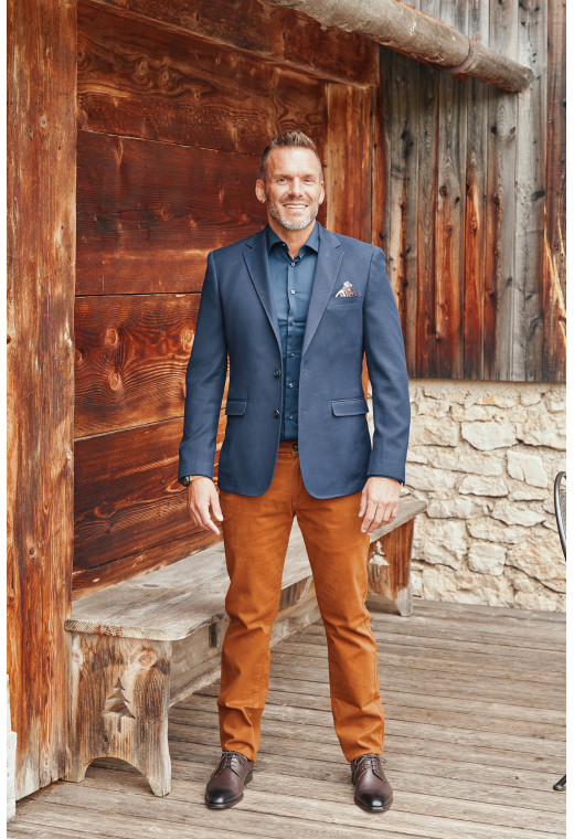 Homme portant la veste TRAVEL marine. Elle comporte une poches poitrine.