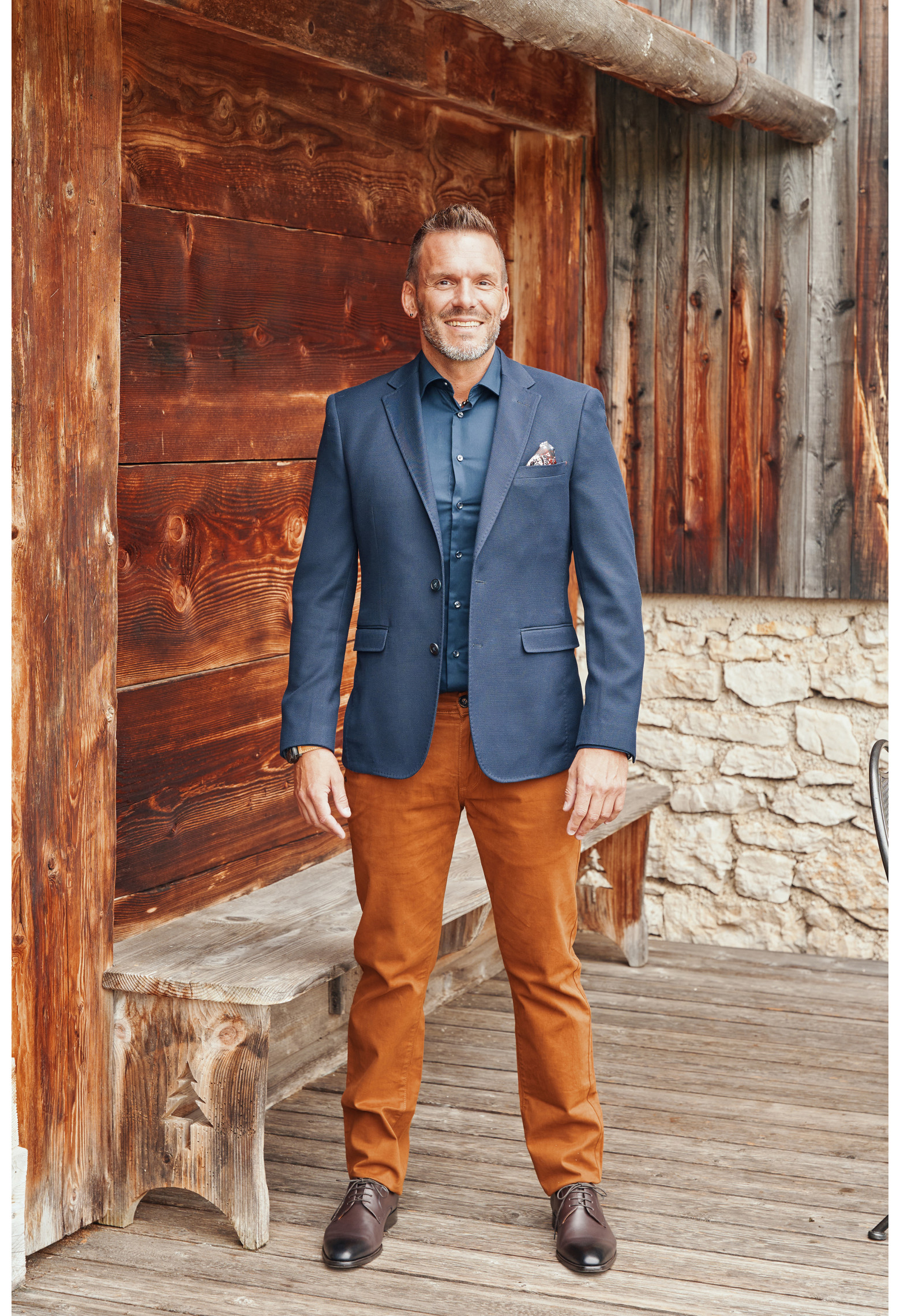 Homme portant la veste TRAVEL marine. Elle comporte une poches poitrine.