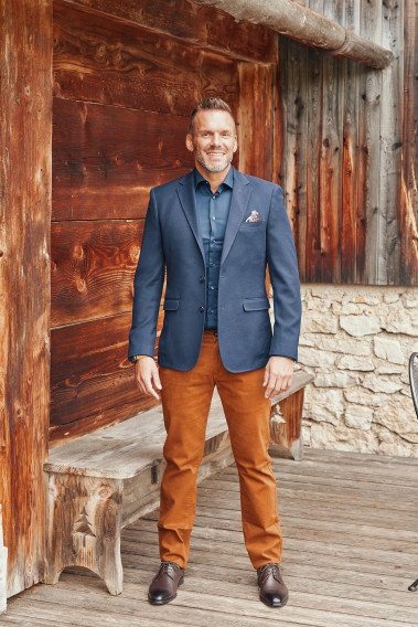 Homme portant la veste TRAVEL marine. Elle comporte une poches poitrine.