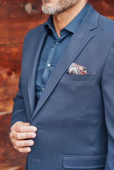 Zoom sur le col tailleur de la veste TRAVEL marine.