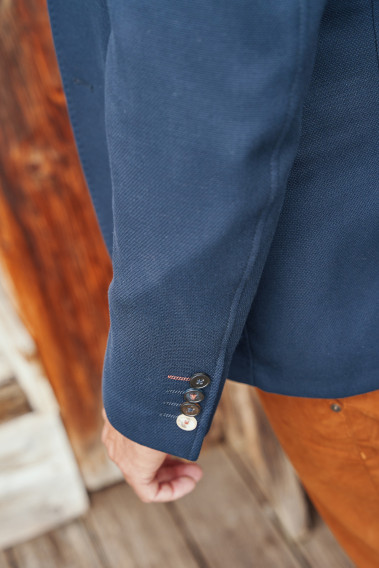 Zoom sur la manche de la veste TRAVEL marine. Elle comporte 4 boutons.