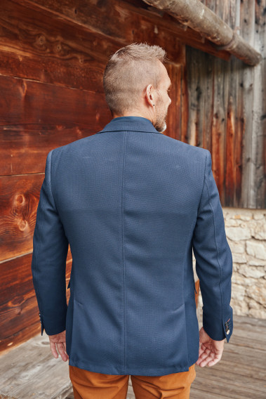 Homme de dos portant la veste TRAVEL marine.