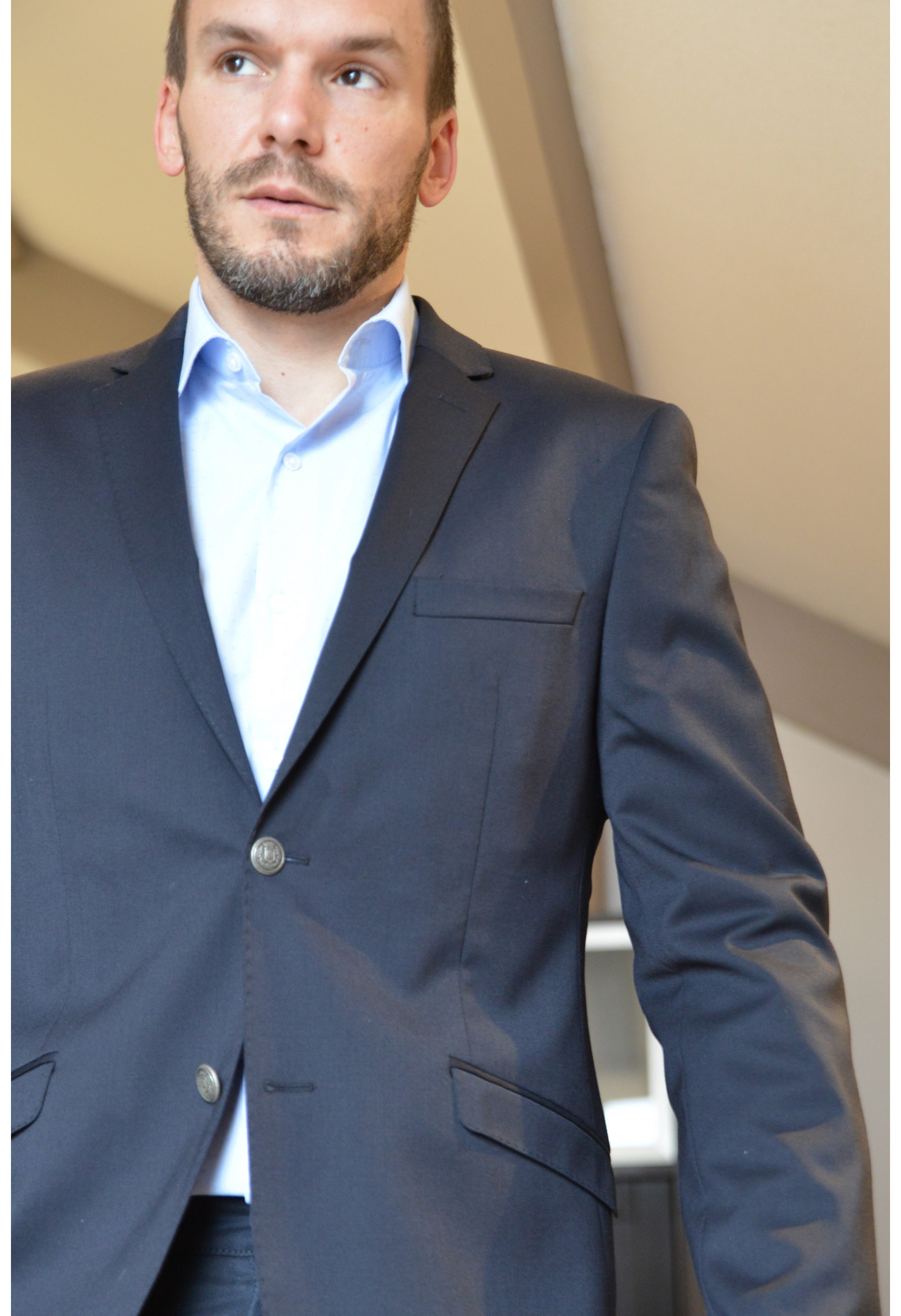 Homme portant le blazer BOLTON marine. Il comporte une poche poitrine et 2 poches à rabat.