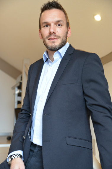 Homme portant le blazer BOLTON marine. Il comporte une poche poitrine et 2 poches à rabat.