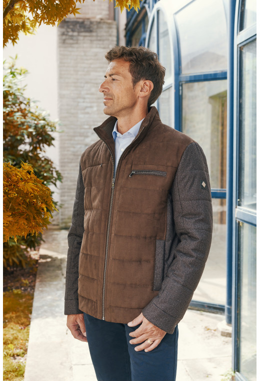 Homme portant le blouson RAINY bi-matière marron. Il comporte 2 poches poitrine dont une cachée et 2 poches repose mains.