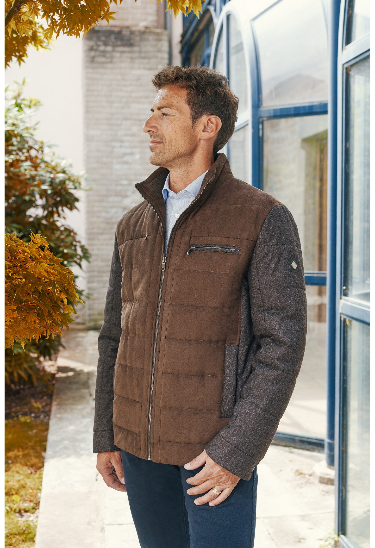 Homme portant le blouson RAINY bi-matière marron. Il comporte 2 poches poitrine dont une cachée et 2 poches repose mains.