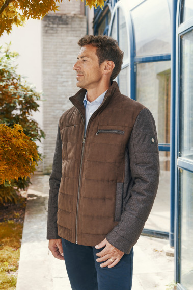 Homme portant le blouson RAINY bi-matière marron. Il comporte 2 poches poitrine dont une cachée et 2 poches repose mains.