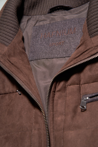 Zoom sur la broderie Hafnium sport du blouson RAINY bi-matière marron.
