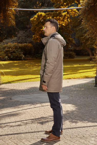 Homme de profil portant la parka SIERA beige.