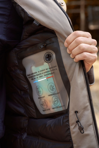 Zoom sur la poche téléphone de la parka SIERA beige.