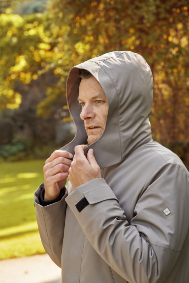 Homme portant la parka SIERA beige avec la capuche.
