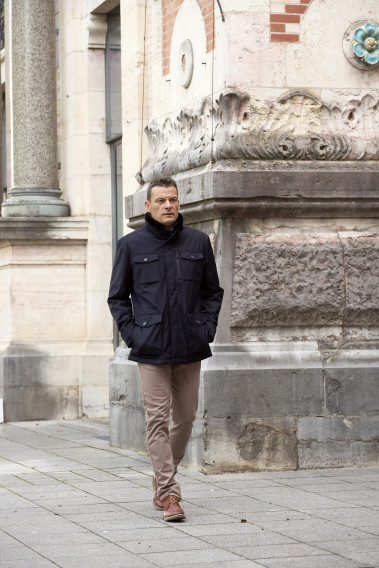 Homme portant la surveste TESS marine. Elle comporte 5 poches.