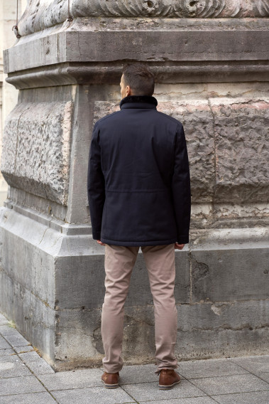 Homme de dos portant la surveste TESS marine.