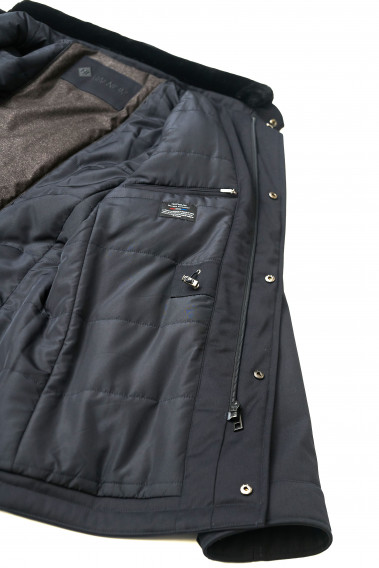 Zoom sur l'intérieur de la surveste TESS marine. 3 poches intérieures.