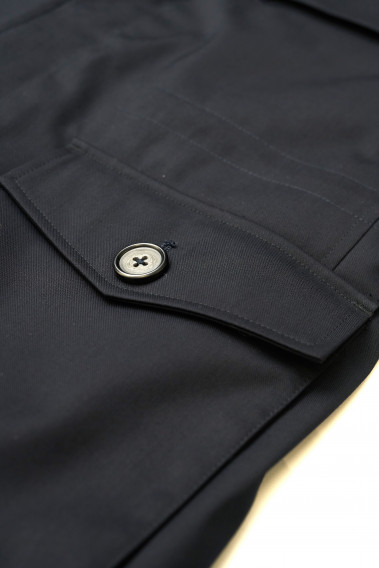 Zoom sur la poche poitrine de la surveste TESS marine.